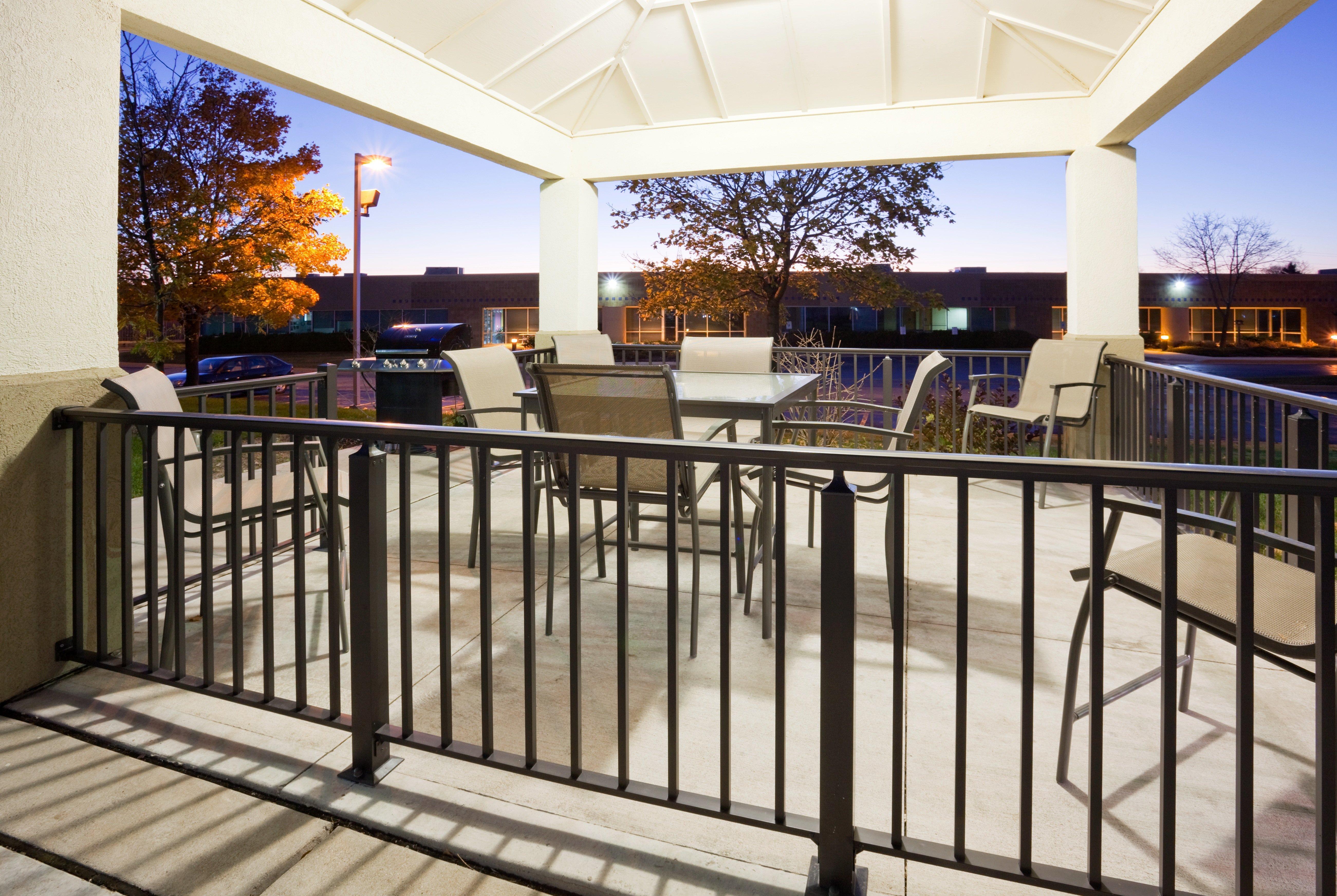 Candlewood Suites Milwaukee Brown Deer, An Ihg Hotel Bagian luar foto